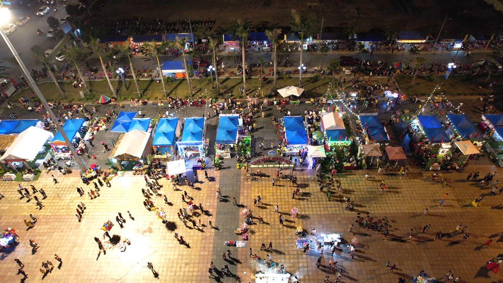 Chợ quê được mở tại Quảng trường 12/11 của TP Cẩm Phả