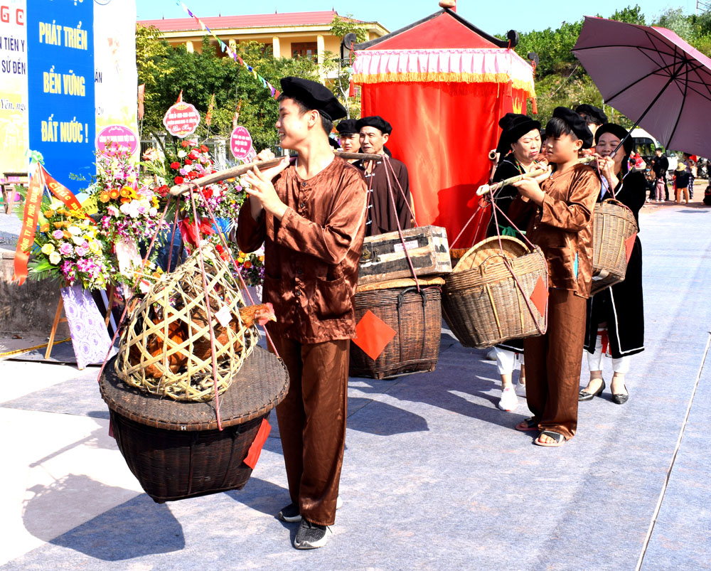 Đám cưới người Sán Dìu ở xã Hải Lạng, huyện Tiên Yên nhà trai mang kiệu cùng các lễ vật đến nhà gái đón dâu.