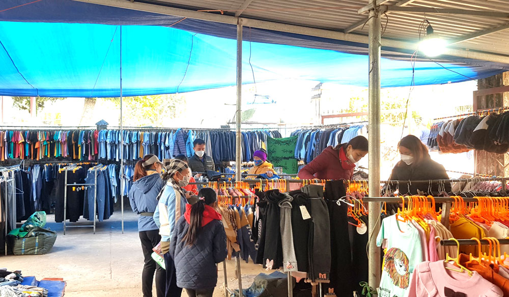 Chợ Lương Mông đã có từ nhiều năm, đây là điểm đến của nhân dân các xã huyện Ba Chẽ và các xã lân cận xã Lương Mông của TP Hạ Long và các tỉnh Lạng Sơn