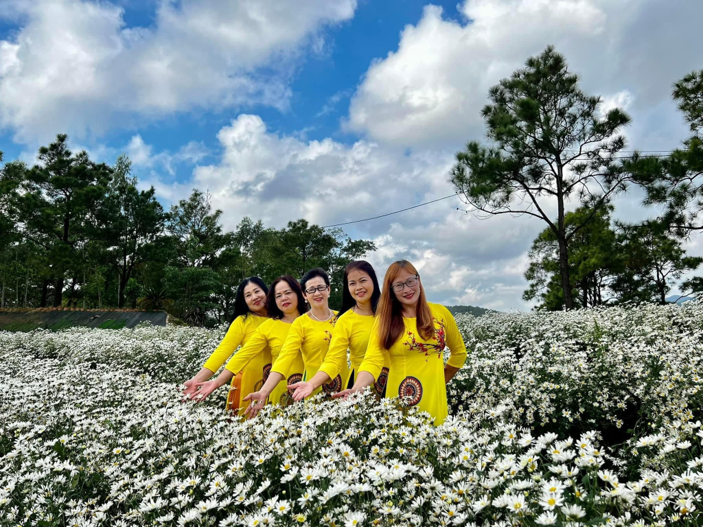 Du khách tham quan vườn hoa tại Khu du lịch Hồ Yên Trung (TP Uông Bí).