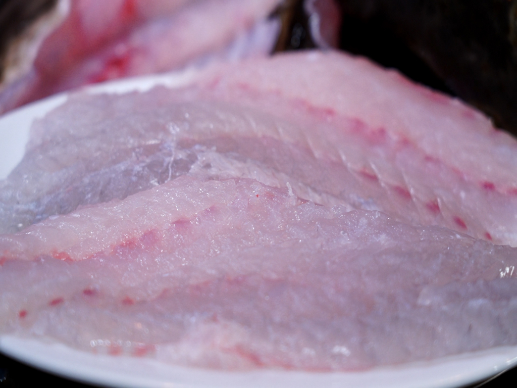 Thịt cá sau khi được lọc kĩ sẽ có màu trắng trong, tươi ngon