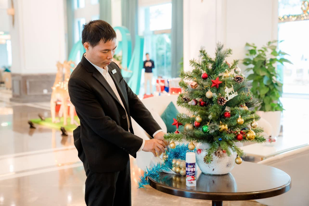 Nhân viên khách sạn FLC Hạ Long chuẩn bị đồ trang trí Giáng sinh. 