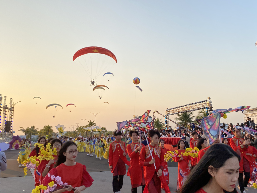 Các chương trình màu sắc tại lễ hội Carnaval Mùa đông 2022 thu hút đông người dân và du khách.