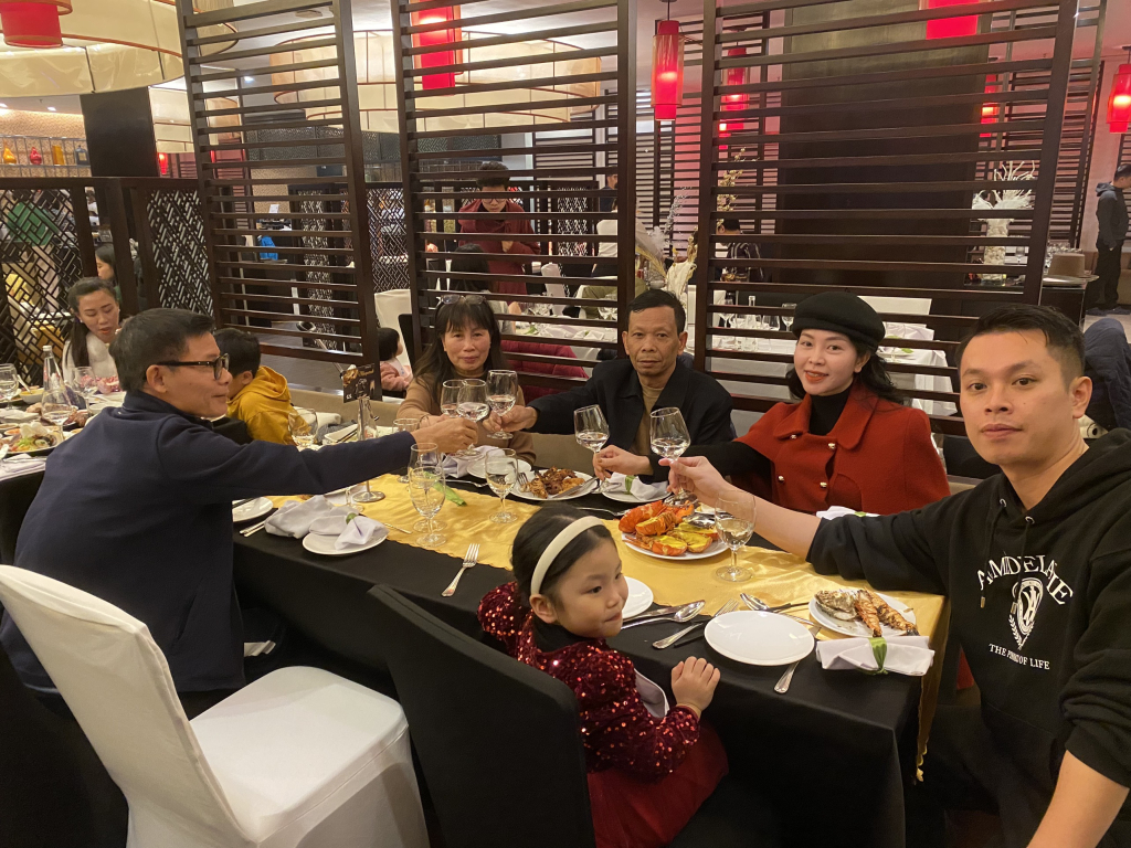 Gia đình chị Bùi Thị Quỳnh Chi (áo đỏ) tận hưởng bữa tiệc tất niên ấm áp tại khách sạn Novotel Hạ Long.