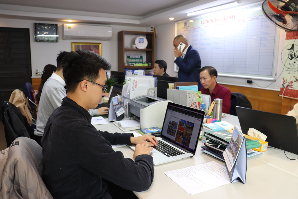 Nhân viên Công ty CP Du lịch và dịch vụ Hòn Gai chi nhánh Quảng Ninh tư vấn chương trình du lịch cho khách hàng. 