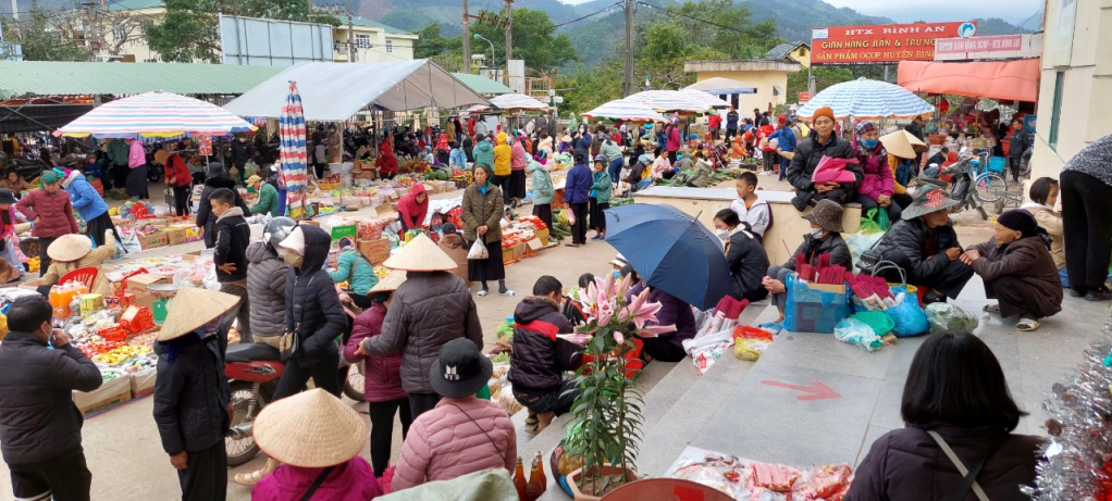 Chợ phiên Bình Liêu ngày chủ nhật 24 tháng Chạp năm Nhâm Dần 2022 đông đúc người mua, bán, sắm Tết
