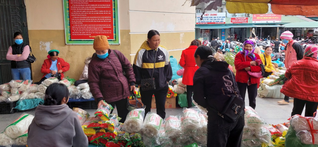Miến dong Bình Liêu tại chợ phiên là mặt hàng được người dân mua bán nhiều trong dịp Tết Nguyên đán