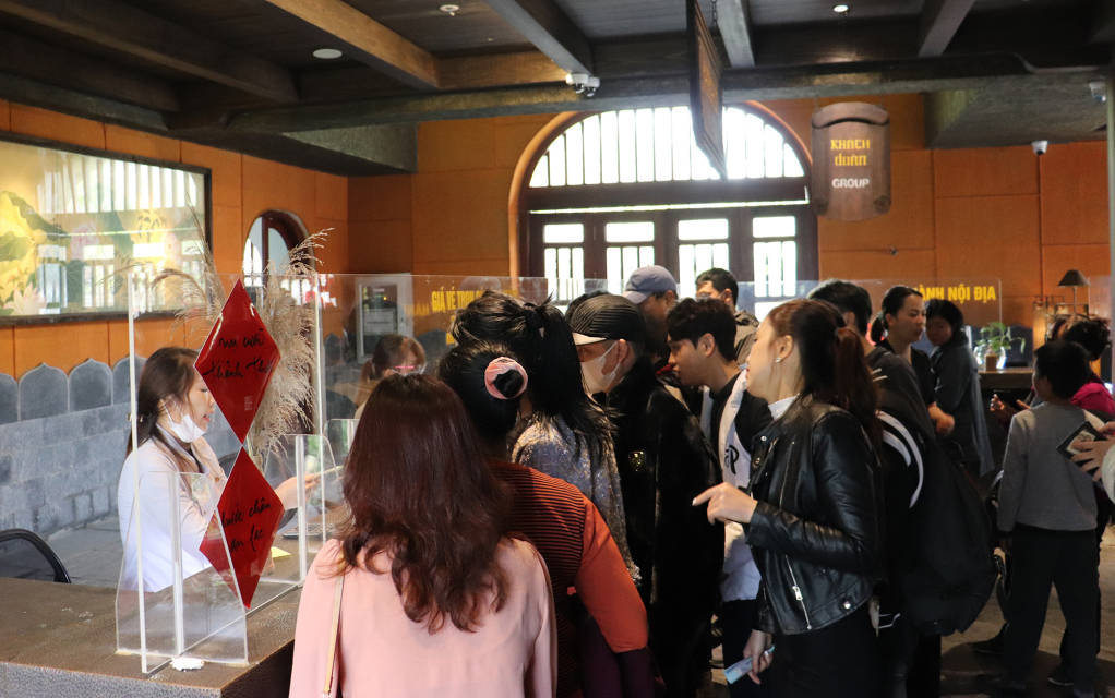 Rất đông du khách xếp hàng mua vé cáp treo lên Yên Tử.