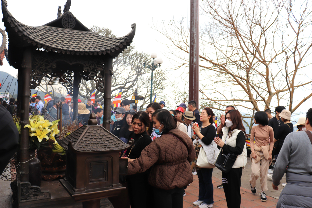 Người dân, du khách thành tâm cầu nguyện một năm mới mạnh khỏe, bình an tại chùa Hoa Yên (Khu di tích danh thắng Yên Tử, TP Uông Bí).