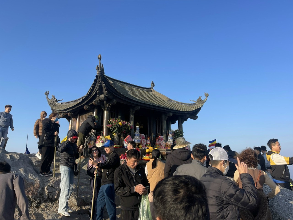 Chùa Đồng trên đỉnh núi Yên Tử thu hút Đông đảo du khách trong những ngày đầu Xuân