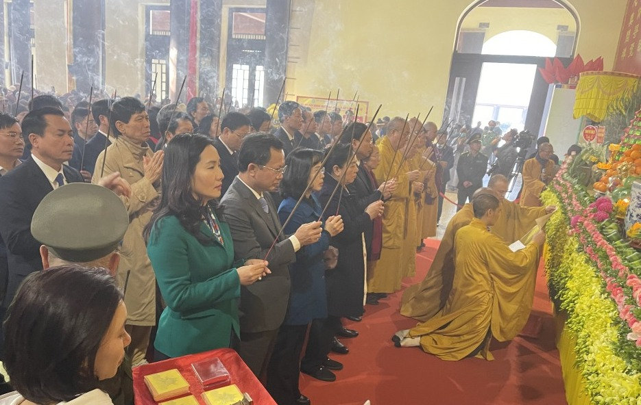 Các đại biểu và các bậc tăng ni, phật tử dâng hương tại Lễ hội Xuân Yên Tử 2023.  