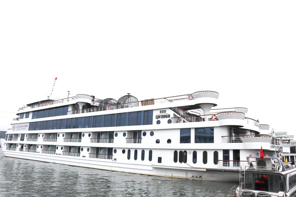 Du thuyền 5 sao Ambassador Day Cruise II phục vụ siêu đám cưới trên Vịnh Hạ Long.