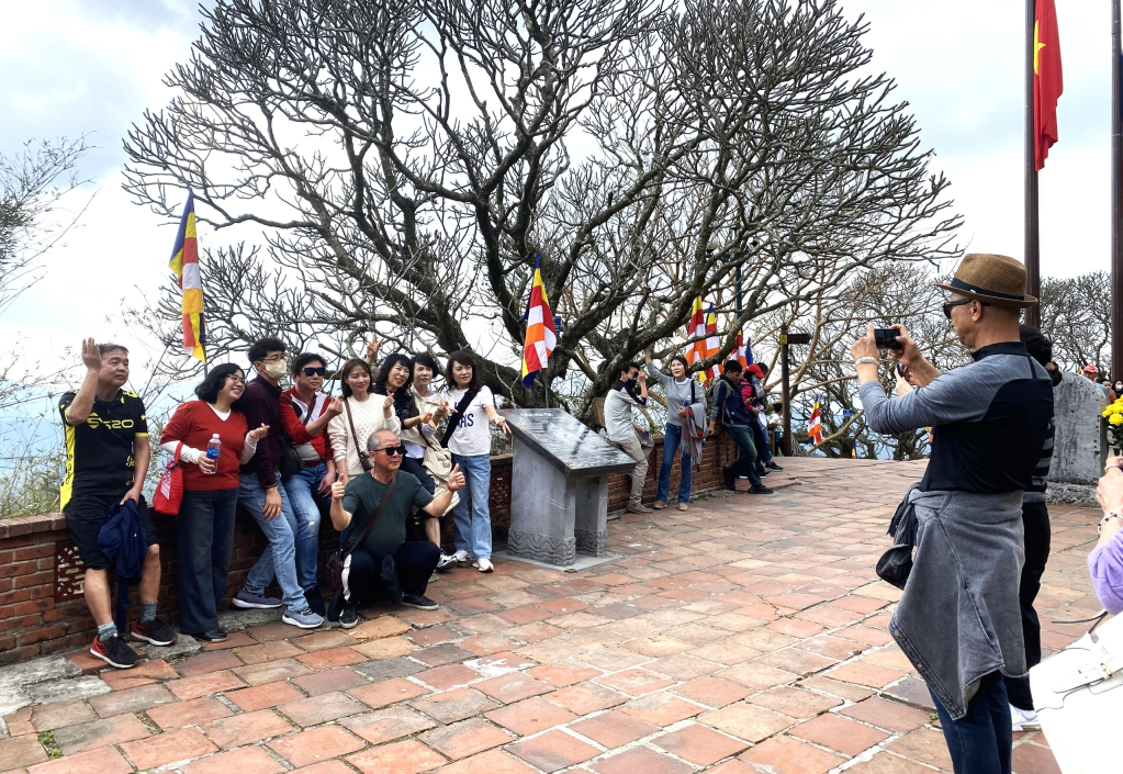 Du khách Hàn Quốc chụp hình lưu niệm tại chùa Hoa Yên, Khu di tích danh thắng Yên Tử.