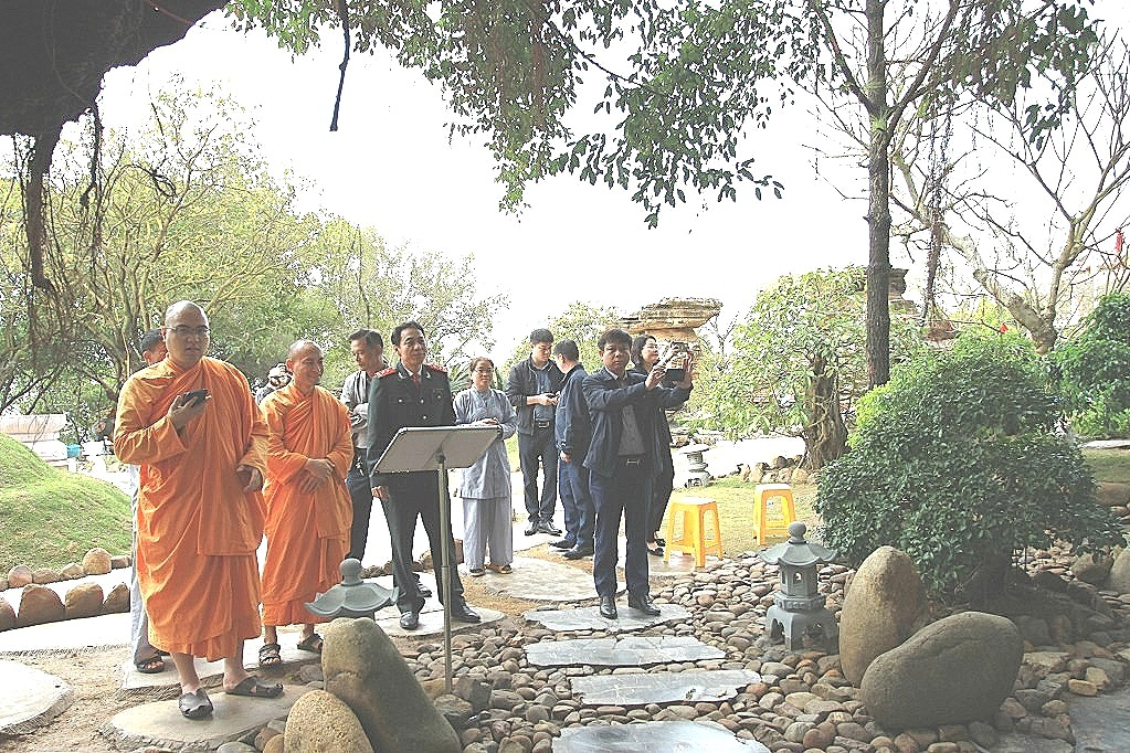 Thanh tra Sở Văn hóa- Thể thao kiểm tra tại chùa Ba Vàng.