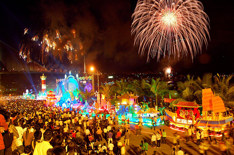 Tourists coming to Halong Bay will be dazzled by colorful and bustling atmosphere of carnival festival.