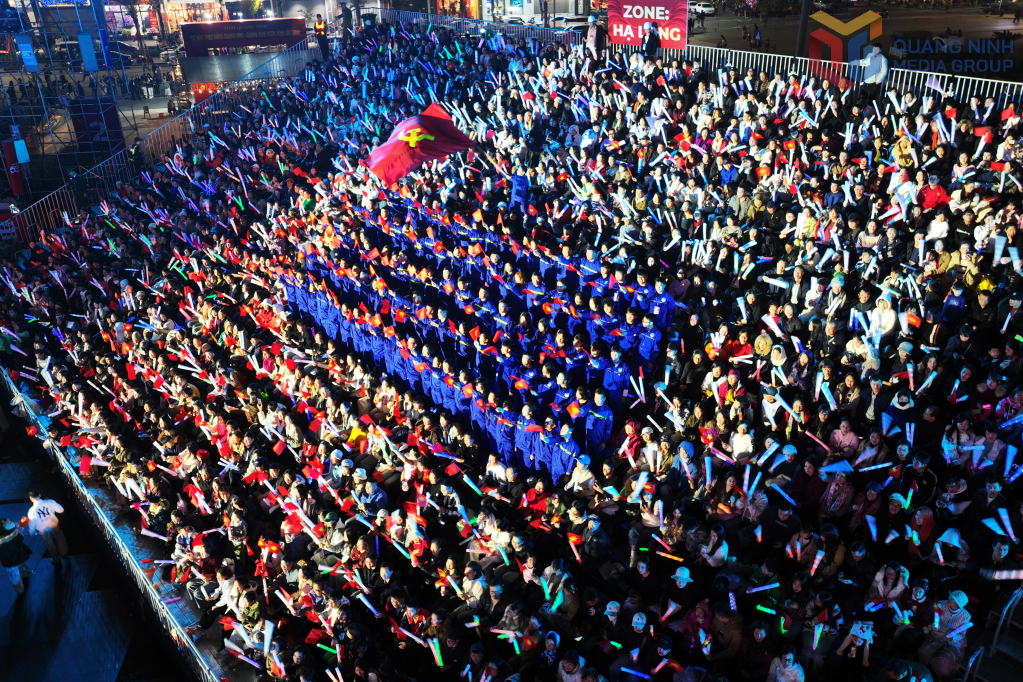 An impressive grandstand display by coal industry workers, with Party flags flying proudly.